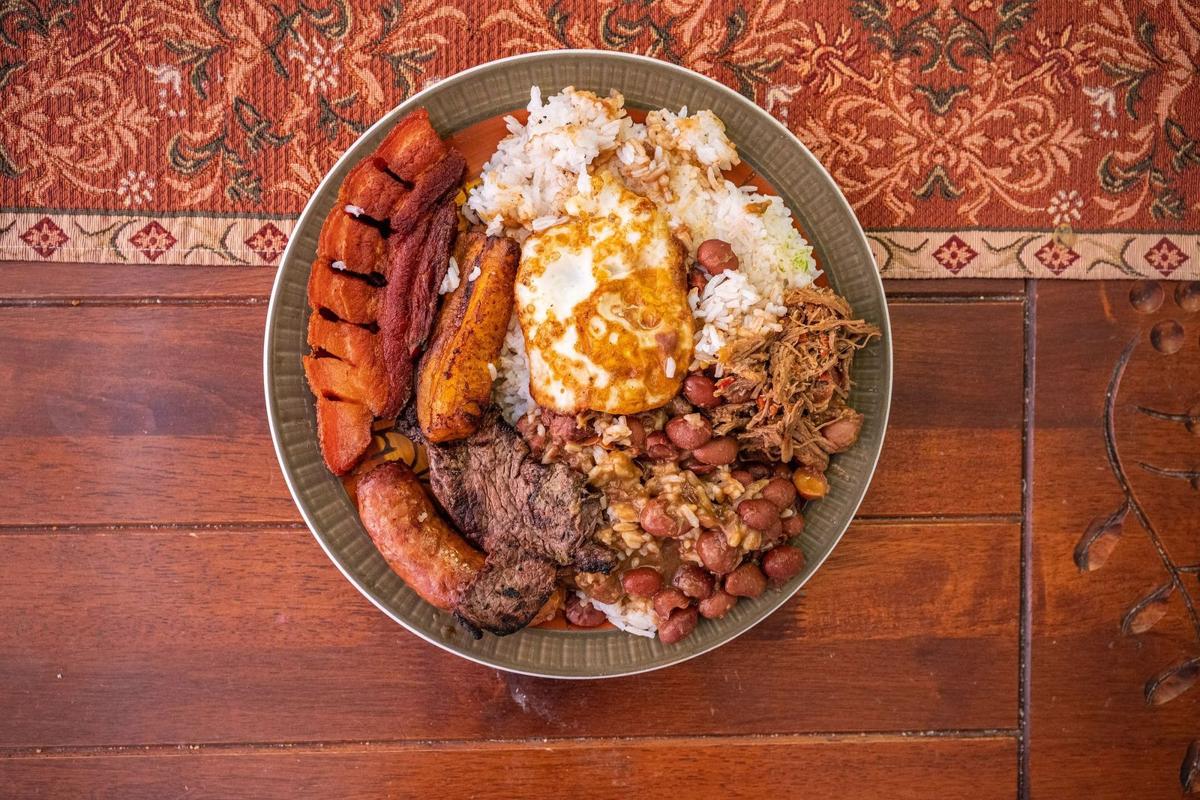 Bandeja paisa servida en un plato
