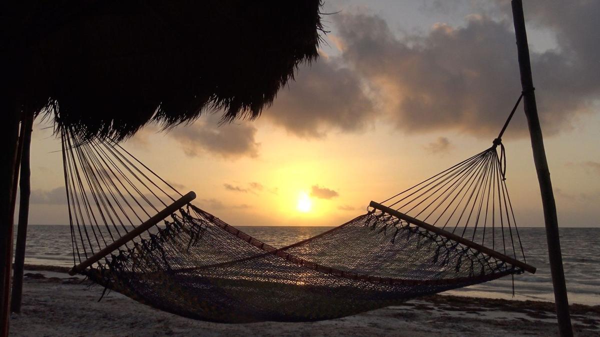 Hamaca frente al mar al amanecer